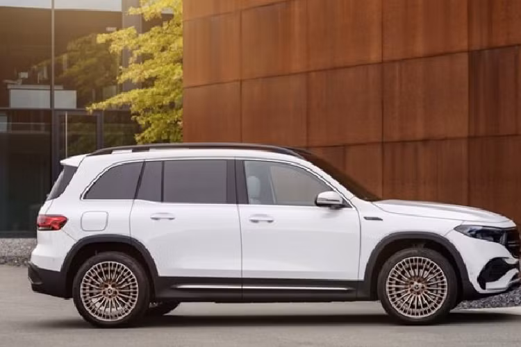 EQB 250 ra mắt tại Việt Nam nổi bật với cụm đèn trước sắc sảo đi cùng mặt ca-lăng kín thay thế cho lưới tản nhiệt ở GLB. Cản trước và cản sau của Mercedes Benz EQB cũng được tinh chỉnh trông trẻ trung hơn.