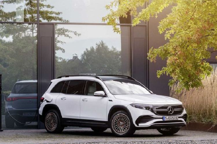 Mẫu xe SUV điện Mercedes-Benz EQB 250 được phát triển dựa trên khung gầm GLB, chính vì thế, ngoại hình của Mercedes EQB có nhiều nét tương đồng với "người anh em" dùng động cơ đốt trong này. Điều đó được thể hiện khá rõ qua phần mui và trụ D vuông vức. Trên nóc xe cũng có baga để chở thêm hành lý.