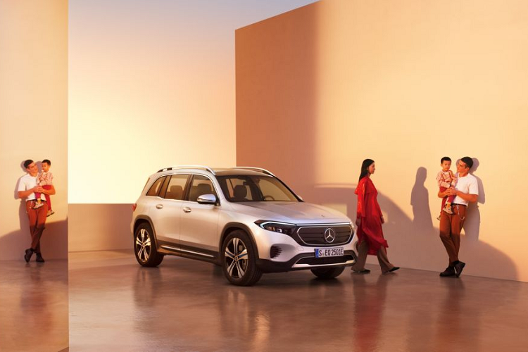 Theo đó, bộ 3 SUV thuần điện mới của thương hiệu Đức sẽ là: EQB 250, EQE và EQS SUV. Theo thông tin từ hãng, Mercedes-Benz EQB 250 2023 mới ra mắt tại Việt Nam sẽ được định vị là mẫu SUV 7 chỗ hạng sang cỡ nhỏ.