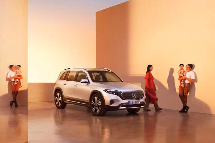 Theo đó, bộ 3 SUV thuần điện mới của thương hiệu Đức sẽ là: EQB 250, EQE và EQS SUV. Theo thông tin từ hãng, Mercedes-Benz EQB 250 2023 mới ra mắt tại Việt Nam sẽ được định vị là mẫu SUV 7 chỗ hạng sang cỡ nhỏ.