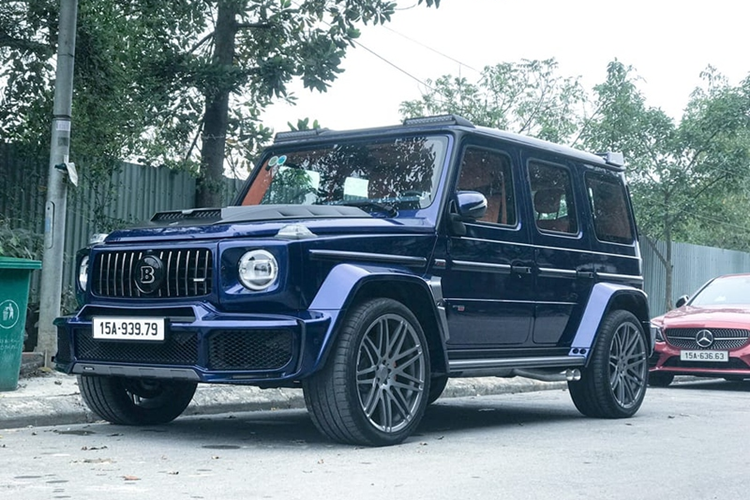 Trong đó, chiếc SUV Brabus 800 Widestar hàng hiếm tại Việt Nam này khoác trên mình bộ cánh màu Brilliant Blue, đi kèm mâm xe đa chấu kép. So với bản chuẩn, ngoại thất của Brabus 800 Widestar ấn tượng hơn nhờ các khe gió mở rộng phía trước, bổ sung dải đèn LED ở hốc gió và trên nóc xe.