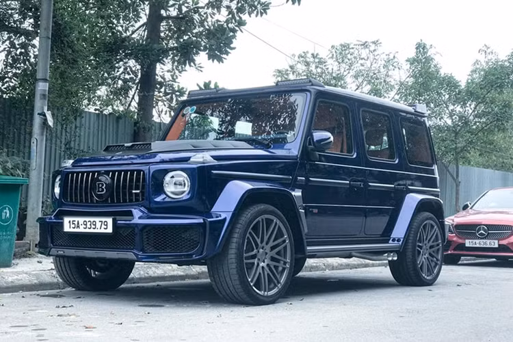 Trong đó, chiếc SUV Brabus 800 Widestar hàng hiếm tại Việt Nam này khoác trên mình bộ cánh màu Brilliant Blue, đi kèm mâm xe đa chấu kép. So với bản chuẩn, ngoại thất của Brabus 800 Widestar ấn tượng hơn nhờ các khe gió mở rộng phía trước, bổ sung dải đèn LED ở hốc gió và trên nóc xe.