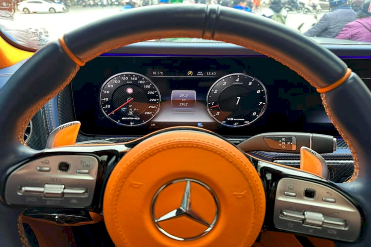 Lưới tản nhiệt của xe đã được làm mới với logo Brabus, nắp ca-pô hầm hố hơn rất nhiều nhờ có sự xuất hiện của 2 khe gió cỡ lớn. Bên hông cũng được thêm các hốc gió để tăng tính khí động học cho xe. Phần đuôi gây ấn tượng bởi cánh gió cỡ lớn và bộ khuếch tán mới. Mức giá xe Brabus 800 Widestar tại Việt Nam không dưới 13 tỷ đồng.