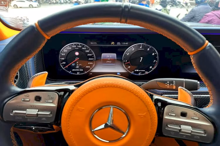 Lưới tản nhiệt của xe đã được làm mới với logo Brabus, nắp ca-pô hầm hố hơn rất nhiều nhờ có sự xuất hiện của 2 khe gió cỡ lớn. Bên hông cũng được thêm các hốc gió để tăng tính khí động học cho xe. Phần đuôi gây ấn tượng bởi cánh gió cỡ lớn và bộ khuếch tán mới. Mức giá xe Brabus 800 Widestar tại Việt Nam không dưới 13 tỷ đồng.