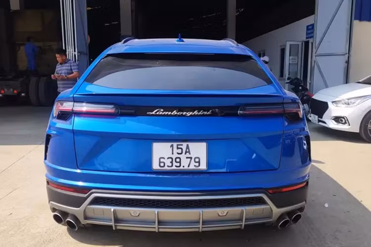 Lamborghini Urus được trang bị động cơ xăng Biturbo V8 4.0L, cho ra công suất 641 mã lực và mô-men xoắn cực đại 850Nm, cho phép siêu SUV chỉ mất 3,6 giây để tăng tốc từ 0 - 100 km/h, trước khi đạt tốc độ tối đa 305 km/h.