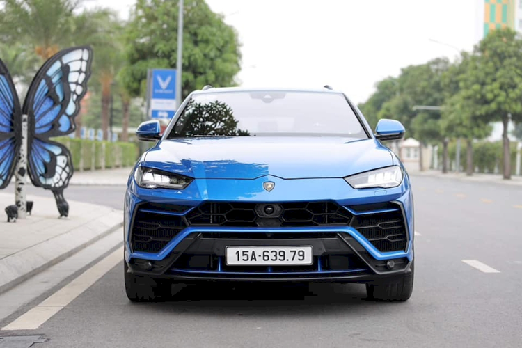 Trong khi đó siêu SUV Lamborghini Urus sở hữu màu sơn xanh có tên Blu Eleos và là chiếc Urus độc nhất ở Hải Phòng. Giá xe ước tính trong khoảng 20 - 26 tỷ đồng (chưa gồm chi phí lăn bánh), tùy thuộc từng trang bị trên xe.
