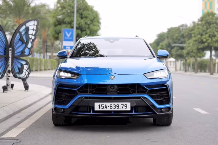 Trong khi đó siêu SUV Lamborghini Urus sở hữu màu sơn xanh có tên Blu Eleos và là chiếc Urus độc nhất ở Hải Phòng. Giá xe ước tính trong khoảng 20 - 26 tỷ đồng (chưa gồm chi phí lăn bánh), tùy thuộc từng trang bị trên xe.