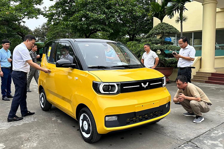 Có thể nói, Wuling Hongguang Mini EV tại Việt Nam không phải là một mẫu xe “ít tiền” mà là mẫu xe dành cho những người “thừa tiền”, muốn mua để trải nghiệm. Với mức giá đắt đó cùng những trang bị “khiêm tốn” đi kèm thì người dùng có thể cân nhắc nhiều mẫu xe khác với tính năng và tiện ích hợp lý hơn.