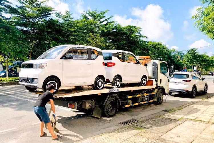 Với những trang bị an toàn ít ỏi, mẫu xe này cũng khiến người dùng phân vân khi khó có thể đảm bảo an toàn nếu chẳng may xảy ra va chạm. Tại một số thị trường như Thái Lan, Indonesia, HongGuang MiniEV được bán dưới tên gọi Wuling Air EV. Đây là thế hệ mới được nâng cấp đáng kể so với mẫu Hongguang Mini EV tại Việt Nam.