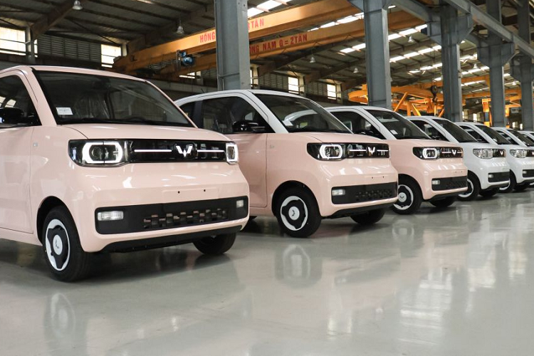 Được định vị là xe điện mini dùng trong đô thị nên Wuling Hongguang Mini EV có động cơ khá yếu (17,4 mã lực), chỉ mạnh hơn so với động cơ của Honda SH150i (16,9 mã lực) một chút.