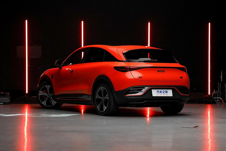 Nhìn vào hình dáng tổng thể của Smart #3 bạn sẽ thấy ngay nó vẫn tiếp tục phong cách thiết kế của đàn anh với các hình khối được thiết kế với bề mặt bo tròn, mặt tiền của 2 dòng này không có quá nhiều sự khác biệt, thay đổi rõ nhất chính là đèn pha LED.
