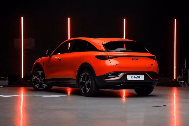 Nhìn vào hình dáng tổng thể của Smart #3 bạn sẽ thấy ngay nó vẫn tiếp tục phong cách thiết kế của đàn anh với các hình khối được thiết kế với bề mặt bo tròn, mặt tiền của 2 dòng này không có quá nhiều sự khác biệt, thay đổi rõ nhất chính là đèn pha LED.