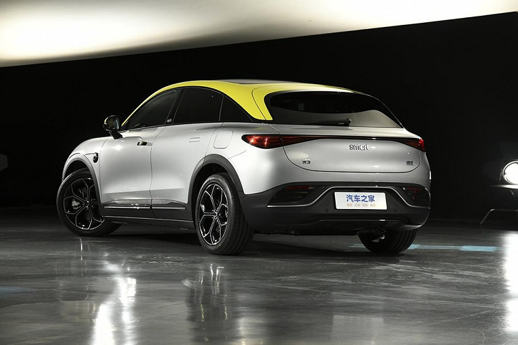 Nhận thấy rõ nhất của Smart #3 so với Smart #1 nằm ở việc xe có phối màu nổi hơn, chẳng hạn bộ áo chính có màu bạc sẽ có viền mui xe sơn màu xanh neon, mâm xe thiết kế khác biệt, và 1 logo ngay sau bánh xe trước, giúp phân biệt rõ 2 xe.