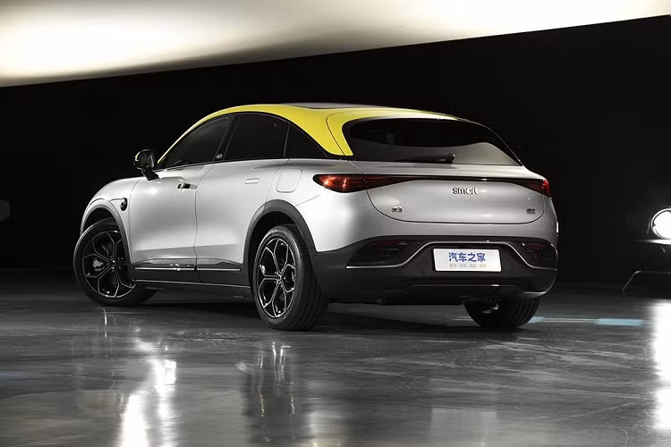 Nhận thấy rõ nhất của Smart #3 so với Smart #1 nằm ở việc xe có phối màu nổi hơn, chẳng hạn bộ áo chính có màu bạc sẽ có viền mui xe sơn màu xanh neon, mâm xe thiết kế khác biệt, và 1 logo ngay sau bánh xe trước, giúp phân biệt rõ 2 xe.