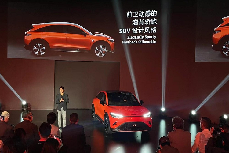 Về phần sức mạnh, phiên bản thường của Smart #3 sẽ được trang bị một động cơ đơn với công suất tối đa 268 mã lực, trong khi phiên bản Brabus sẽ được trang bị động cơ kép với công suất tối đa 422 mã lực.