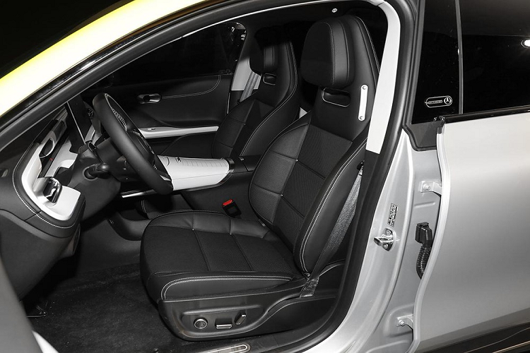 Nếu như ngoại thất chỉ có vài thay đổi nhỏ để nhận biết #1 và #3, thì bên trong khoang lái cũng tương tự, thậm chí, việc thay đổi chỉ mang tính có lệ, thậm chí, người dùng phàn nàn bảng đồng hồ của Smart #1 quá bé so với các xe ngày nay nhưng liên doanh Mercedes-Benz và Geely vẫn không chịu thay đổi trên Smart #3.