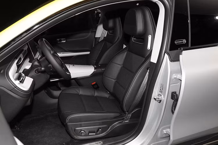 Nếu như ngoại thất chỉ có vài thay đổi nhỏ để nhận biết #1 và #3, thì bên trong khoang lái cũng tương tự, thậm chí, việc thay đổi chỉ mang tính có lệ, thậm chí, người dùng phàn nàn bảng đồng hồ của Smart #1 quá bé so với các xe ngày nay nhưng liên doanh Mercedes-Benz và Geely vẫn không chịu thay đổi trên Smart #3.