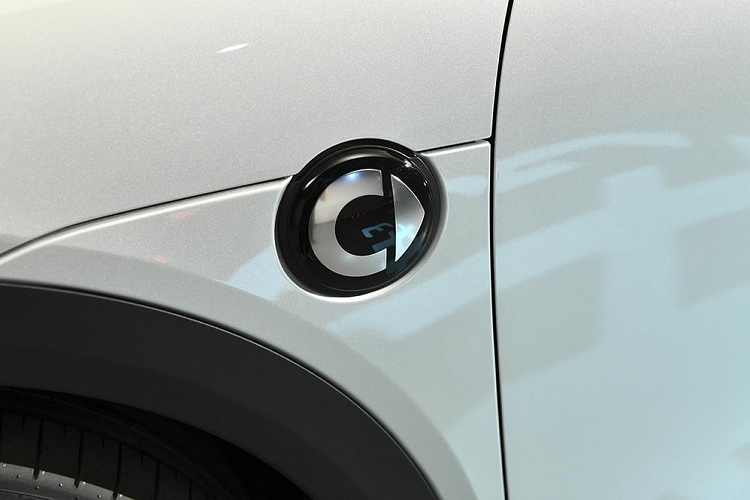 Đằng sau xe Smart #3 có cụm đèn hậu LED nhỏ hơn nhưng vẫn mang phong cách trải dài hết đuôi xe, thay đổi tiếp so với Smart #1 là khếch tán sau mới, với các khe gió 2 bên hông, cùng tấm ốp viền màu bạc, ngoài ra mui xe được sơn màu xanh neon bắt mắt.