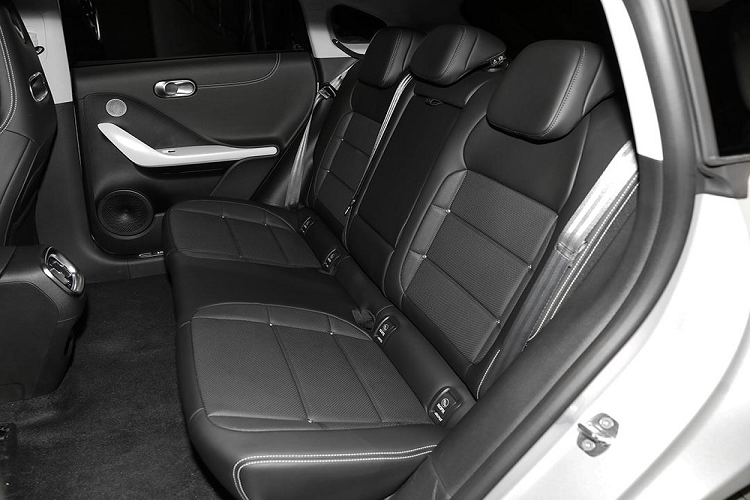 Xe sử dụng hệ điều hành thông minh "Inspiration Planet" và con chip đến từ Qualcomm Snapdragon 8155. Ghế ngồi của xe Smart #3 không có gì thay đổi, phần ghế của bản cao cấp được bọc da/da lộn, ghế trước hỗ trợ chỉnh điện 6 hướng, thắt lưng chỉnh điện 4 hướng, điều hòa nhiệt độ 2 vùng, điều hòa nhiệt độ không đổi tự động, hệ thống thông gió/sưởi ấm được cung cấp.