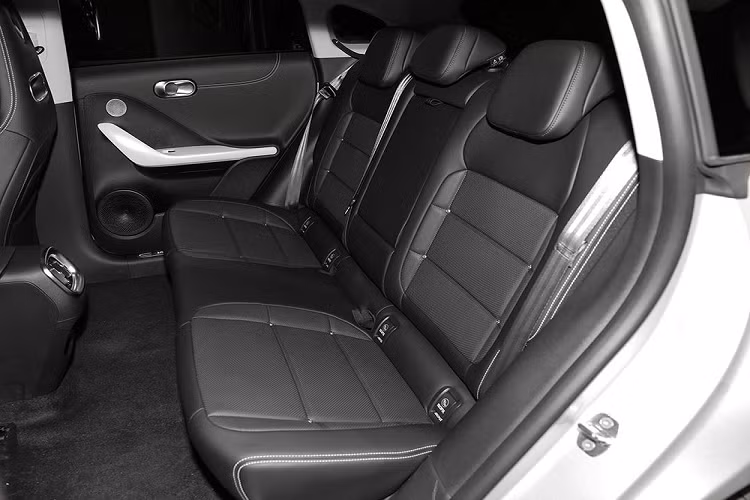 Xe sử dụng hệ điều hành thông minh "Inspiration Planet" và con chip đến từ Qualcomm Snapdragon 8155. Ghế ngồi của xe Smart #3 không có gì thay đổi, phần ghế của bản cao cấp được bọc da/da lộn, ghế trước hỗ trợ chỉnh điện 6 hướng, thắt lưng chỉnh điện 4 hướng, điều hòa nhiệt độ 2 vùng, điều hòa nhiệt độ không đổi tự động, hệ thống thông gió/sưởi ấm được cung cấp.