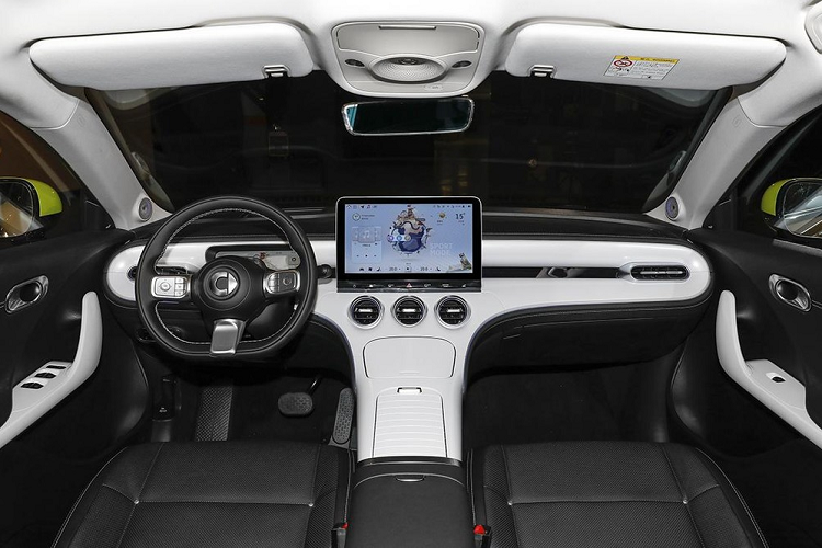 Ngoài ra, Smart #3 mới còn lấy cảm hứng màu sắc từ vũ trụ bao la, thân xe có các màu trắng sứ mặt trăng, xanh dương Stardust và cam Photon.Về kích thước thân xe, Smart #3 có chiều dài 4.400 mm (4.542 mm), chiều rộng 1.844 mm và cao 1.556 mm, chiều dài cơ sở 2.785 mm.