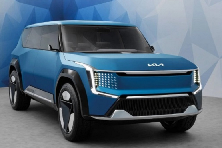 Bên trong Kia EV9 2024 là không gian nội thất tạo cảm giác rộng rãi nhờ những chi tiết nằm ngang trên mặt táp-lô. Trước mặt người lái là vô lăng 4 chấu mới, tích hợp các phím chức năng. Đặc biệt, đây là mẫu xe đầu tiên của hãng Kia có 3 màn hình trên mặt táp-lô.