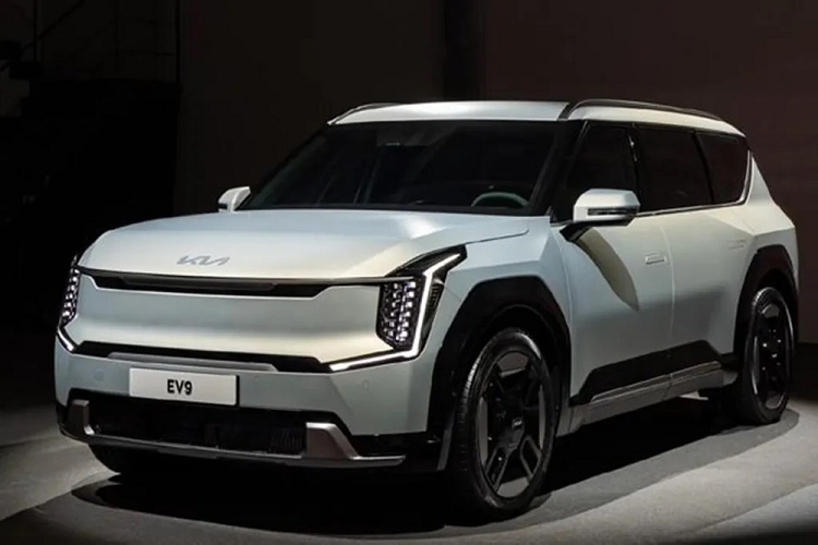 Theo kế hoạch, vào ngày 15/3/2023, hãng Kia sẽ chính thức ra mắt mẫu ôtô điện cỡ lớn EV9 hoàn toàn mới. Tuy nhiên, trước thời điểm đó, mẫu xe này đã bất ngờ bị rò rỉ hình ảnh ngoại thất và nội thất. Đúng như dự đoán từ trước đó, Kia EV9 2024 mới sở hữu thiết kế ngoại thất khá giống với phiên bản concept từng ra mắt trong năm ngoái.
