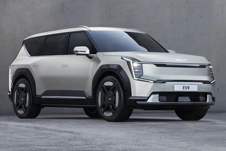 Nhờ đó, xe có thể tăng tốc từ 0-96 km/h trong thời gian 8,5 giây, 8,9 giây, 6 giây hoặc 5,2 giây. Sau khi sạc đầy pin, Kia EV9 2024 có thể chạy được quãng đường từ 354 - 467 km.