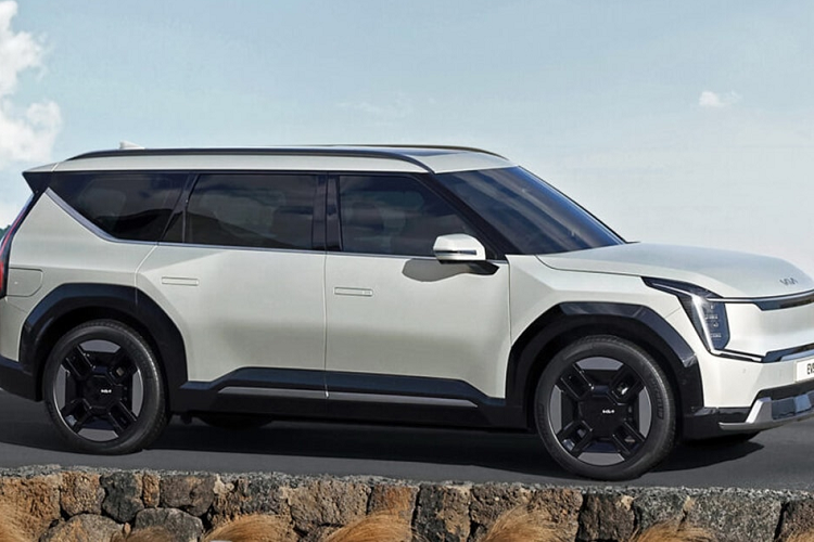 Thêm vào đó là đường chân kính mạ crôm và hất lên ở cột D, nối liền với cánh gió mui tương tự Hyundai Kona thế hệ mới.