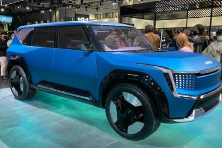 Với kích thước lớn, Kia EV9 2024 được trang bị nội thất 3 hàng ghế với 6 chỗ hoặc 7 chỗ ngồi. Cả hai hàng ghế sau đều có thể gập xuống để tăng thể tích khoang hành lý.