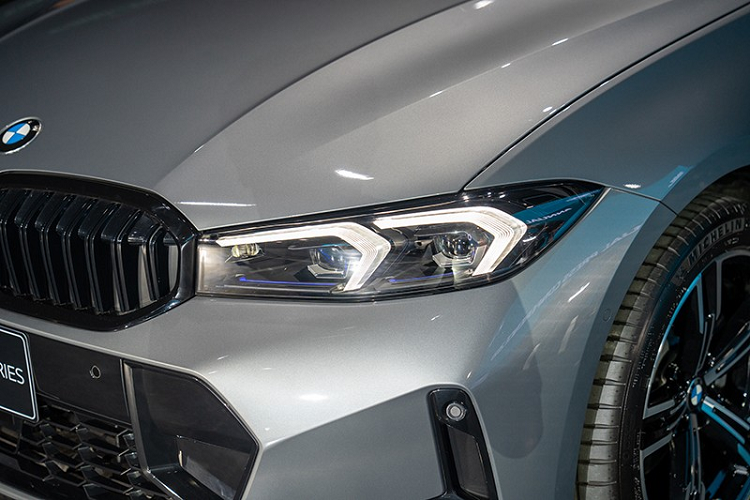 Vì chỉ là phiên bản LCI nên BMW 3-Series Gran Sedan 2023 thay đổi nhẹ ở thiết kế ngoại thất. Theo đó, xe được bổ sung lưới tản nhiệt, đèn pha, dải đèn LED định vị ban ngày và cản trước/sau mới.Cụ thể hơn, BMW 3-Series Gran Sedan 2023 ở thị trường Thái Lan dùng đèn pha LED với tính năng hỗ trợ chiếu xa tự động và vành 18 inch với thiết kế 5 chấu phối 2 màu thể thao.