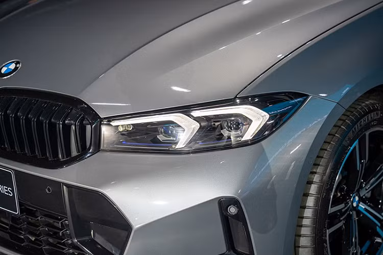 Vì chỉ là phiên bản LCI nên BMW 3-Series Gran Sedan 2023 thay đổi nhẹ ở thiết kế ngoại thất. Theo đó, xe được bổ sung lưới tản nhiệt, đèn pha, dải đèn LED định vị ban ngày và cản trước/sau mới.Cụ thể hơn, BMW 3-Series Gran Sedan 2023 ở thị trường Thái Lan dùng đèn pha LED với tính năng hỗ trợ chiếu xa tự động và vành 18 inch với thiết kế 5 chấu phối 2 màu thể thao.