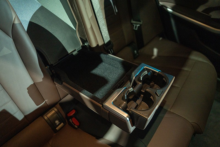 BMW 3-Series Gran Sedan 2023 có những trang bị đáng chú ý khác như vô lăng thể thao M bọc da, tích hợp phím chức năng/lẫy chuyển số, mặt táp-lô bọc da nhân tạo Sensatec, ghế trước chỉnh điện, ghế lái nhớ 3 vị trí, điều hòa tự động 3 vùng, gương chiếu hậu chống chói tự động, cửa sổ trời toàn cảnh Panorama đóng/mở chỉnh điện và hệ thống âm thanh Harman Kardon (chỉ dành cho 330 Li M Sport).