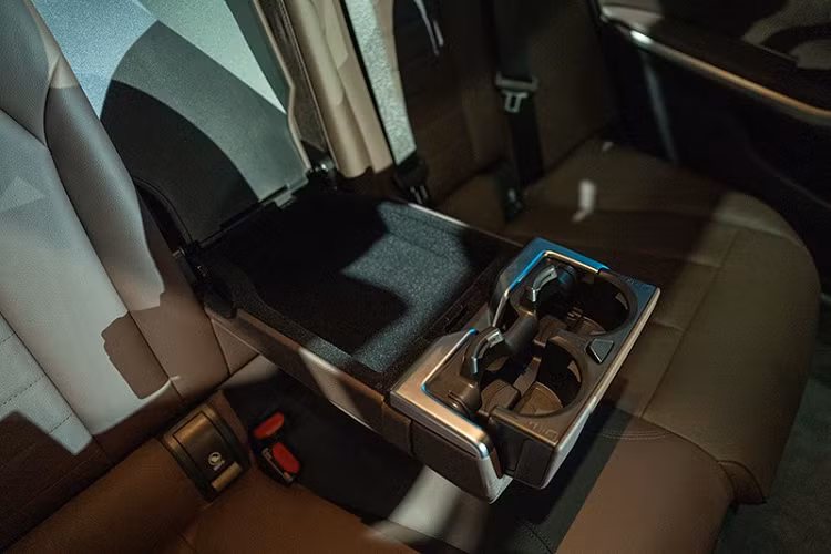 BMW 3-Series Gran Sedan 2023 có những trang bị đáng chú ý khác như vô lăng thể thao M bọc da, tích hợp phím chức năng/lẫy chuyển số, mặt táp-lô bọc da nhân tạo Sensatec, ghế trước chỉnh điện, ghế lái nhớ 3 vị trí, điều hòa tự động 3 vùng, gương chiếu hậu chống chói tự động, cửa sổ trời toàn cảnh Panorama đóng/mở chỉnh điện và hệ thống âm thanh Harman Kardon (chỉ dành cho 330 Li M Sport).