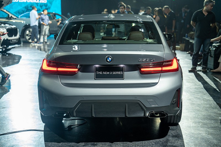 Động cơ kết hợp với hộp số tự động 8 cấp và hệ dẫn động cầu sau. Nhờ đó, BMW 320 Li M Sport 2023 có thể tăng tốc từ 0-100 km/h trong 7,9 giây và đạt vận tốc tối đa 233 km/h. Thông số tương ứng của BMW 330 Li M Sport 2023 là 6,2 giây và 250 km/h.