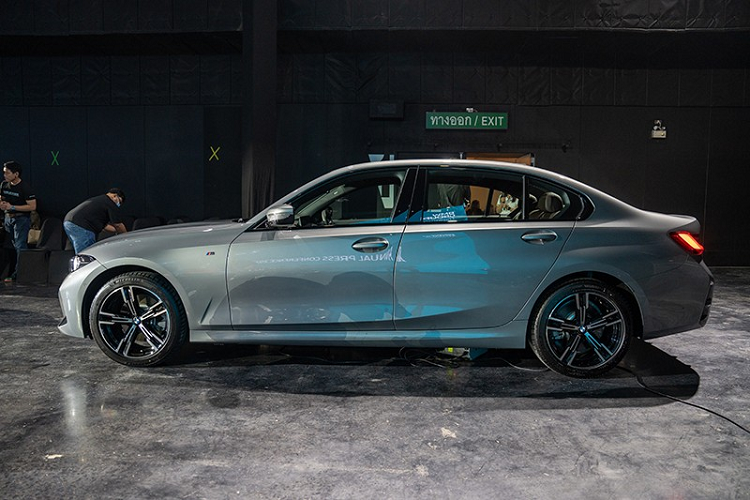 Vào hồi năm 2021, BMW 3-Series phiên bản trục cơ sở đã chính thức cập bến thị trường Thái Lan với cái tên 3-Series Gran Sedan. Sau 2 năm, xe tiếp tục được bổ sung phiên bản nâng cấp giữa vòng đời (LCI) ở thị trường này. Ở Thái Lan, xe có 2 phiên bản là BMW 320 Li M Sport và 330 Li M Sport.