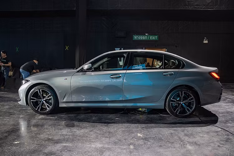 Vào hồi năm 2021, BMW 3-Series phiên bản trục cơ sở đã chính thức cập bến thị trường Thái Lan với cái tên 3-Series Gran Sedan. Sau 2 năm, xe tiếp tục được bổ sung phiên bản nâng cấp giữa vòng đời (LCI) ở thị trường này. Ở Thái Lan, xe có 2 phiên bản là BMW 320 Li M Sport và 330 Li M Sport.