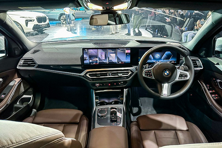 Tương tự ngoại thất, nội thất của BMW 3-Series Gran Sedan 2023 ở Thái Lan cũng được nâng cấp với điểm nhấn là màn hình cong mới đặt nổi trên mặt táp-lô. Trang bị này là sự kết hợp giữa bảng đồng hồ kỹ thuật số 12,3 inch và màn hình cảm ứng trung tâm 14,8 inch. Xe sử dụng hệ điều hành BMW OS 8 và cần số điện tử mới.