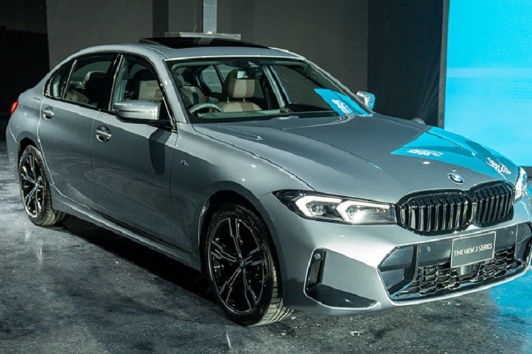 Tại thị trường Thái Lan, giá xe BMW 320 Li M Sport 2023 từ 2,759 triệu Baht (khoảng 1,88 tỷ đồng) trong khi con số tương ứng của 330i Li M Sport là 3,099 triệu Baht (2,11 tỷ đồng). So với BMW 3-Series trục cơ sở tiêu chuẩn, xe đắt hơn khoảng 200.000 Baht (136 triệu đồng). Được nhập khẩu nguyên chiếc từ Malaysia, xe có 3 tùy chọn màu sơn là xám, trắng và đen.