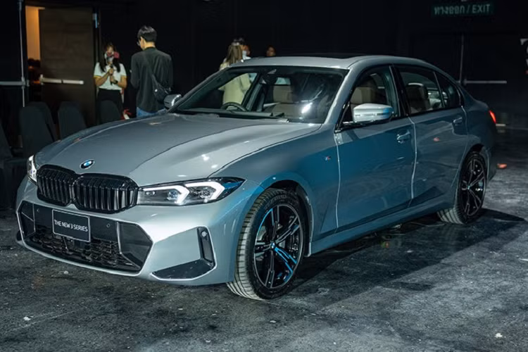  BMW 3-Series bản trục cơ sở dài (Li) vốn là mẫu xe ban đầu chỉ dành riêng cho thị trường Trung Quốc. Tuy nhiên, sau đó, BMW đã quyết định phân phối mẫu xe này ở những thị trường khác như Ấn Độ và khu vực Đông Nam Á.