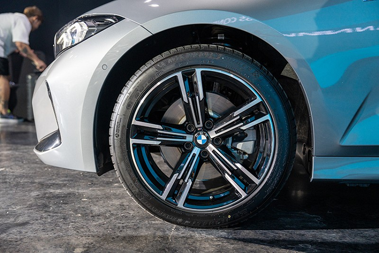 Bên cạnh đó là nhiều chi tiết ngoại thất màu đen bóng như lưới tản nhiệt, hốc gió trung tâm, khe gió ở hai góc cản trước và các cột bên sườn. Riêng BMW 330 Li M Sport 2023 dùng đèn pha LED thích ứng và vỏ đèn pha màu đen.