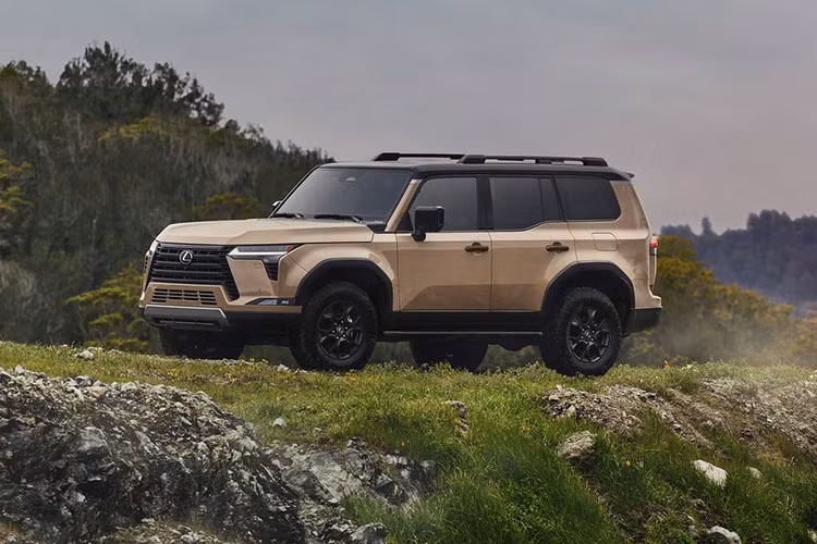 Hôm nay, ngày 9/6/2023, thương hiệu xe sang Lexus đã chính thức vén màn thế hệ mới của dòng SUV hạng sang GX. Đây là thế hệ thứ 3 của mẫu xe này, cụ thể Lexus GX 2024 mới sẽ thay thế cho đời cũ đã ra mắt từ năm 2010.