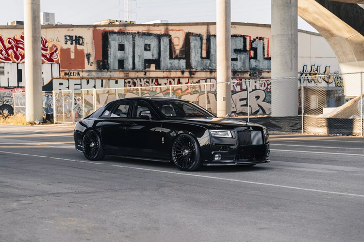 Một phiên bản Rolls-Royce Ghost độ độc được trang bị nhiều chi tiết carbon fiber gồm cản trước, cản sau, thanh nẹp cửa và đèn LED ban ngày tích hợp.