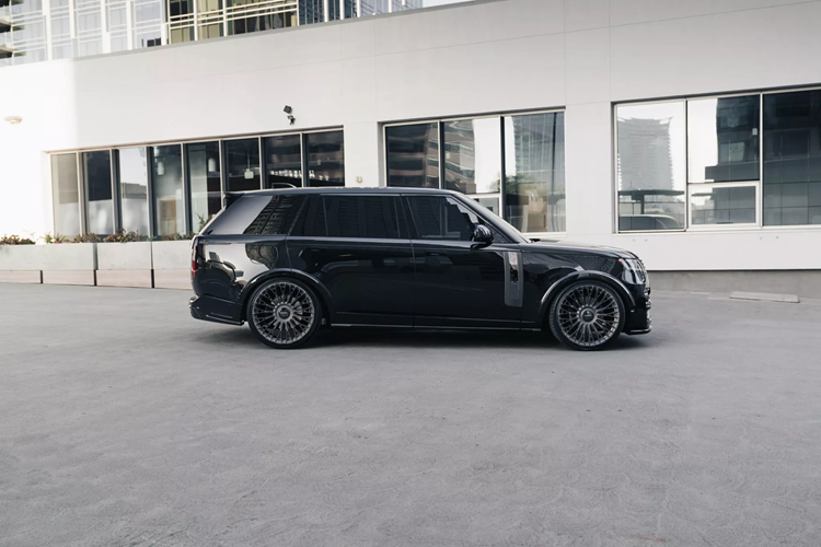 Tương tự như Rolls-Royce Ghost, Range Rover cũng trang bị hệ thống ống xả hiệu suất từ Milltek và đầu ống xả bằng nhôm gia công nguyên khối.