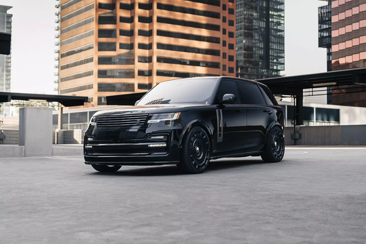 Phiên bản độ Range Rover của Urban được trang bị các bộ phận carbon fiber cùng với cánh gió phía sau, các chi tiết phần cản trước và bộ mâm đường kính 24 inch.