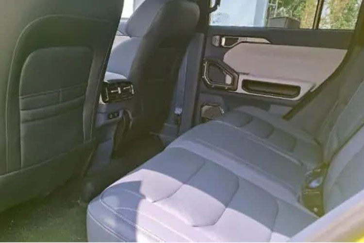 Jetour Traveler 2023 tại Trung Quốc sẽ cung cấp cho người dùng 2 phiên bản gồm 5 chỗ và 7 chỗ ngồi. Chiều dài của phiên bản 5 chỗ là khoảng 4,8 m và chiều dài của phiên bản 7 chỗ là khoảng 4,95 m.