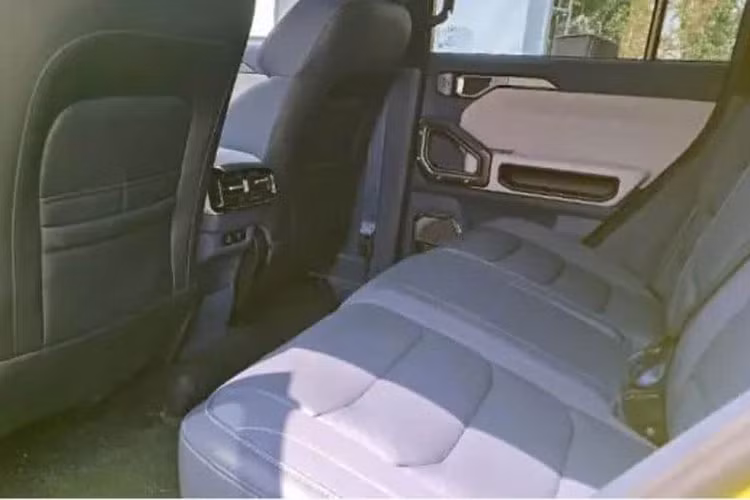 Jetour Traveler 2023 tại Trung Quốc sẽ cung cấp cho người dùng 2 phiên bản gồm 5 chỗ và 7 chỗ ngồi. Chiều dài của phiên bản 5 chỗ là khoảng 4,8 m và chiều dài của phiên bản 7 chỗ là khoảng 4,95 m.