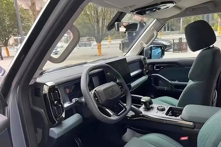 Nội thất xe có màn hình điều khiển trung tâm lớn nổi, bảng đồng hồ LCD hoàn toàn và vô lăng ba chấu đáy phẳng hình bầu dục. Có bộ chọn số, bộ chọn chế độ lái và miếng sạc không dây trên bảng điều khiển trung tâm. Nền tảng điện toán sẽ được hỗ trợ bởi chip Qualcomm Snapdragon 8155.