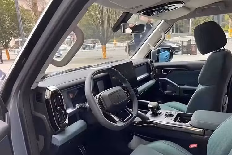 Nội thất xe có màn hình điều khiển trung tâm lớn nổi, bảng đồng hồ LCD hoàn toàn và vô lăng ba chấu đáy phẳng hình bầu dục. Có bộ chọn số, bộ chọn chế độ lái và miếng sạc không dây trên bảng điều khiển trung tâm. Nền tảng điện toán sẽ được hỗ trợ bởi chip Qualcomm Snapdragon 8155.