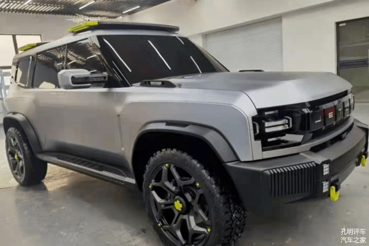 Phiên bản PHEV sẽ sử dụng động cơ tăng áp 1,5 lít và mô-tơ điện, Jetour tuyên bố rằng phiên bản PHEV sẽ có thể đạt được phạm vi bay toàn diện hơn 1.000 km. Tất cả các phiên bản đều có hệ dẫn động bốn bánh.